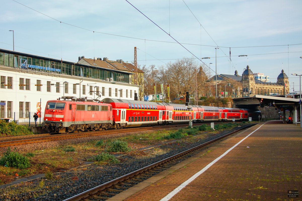 DB 111 111 mit RE4 in Wuppertal, November 2020.