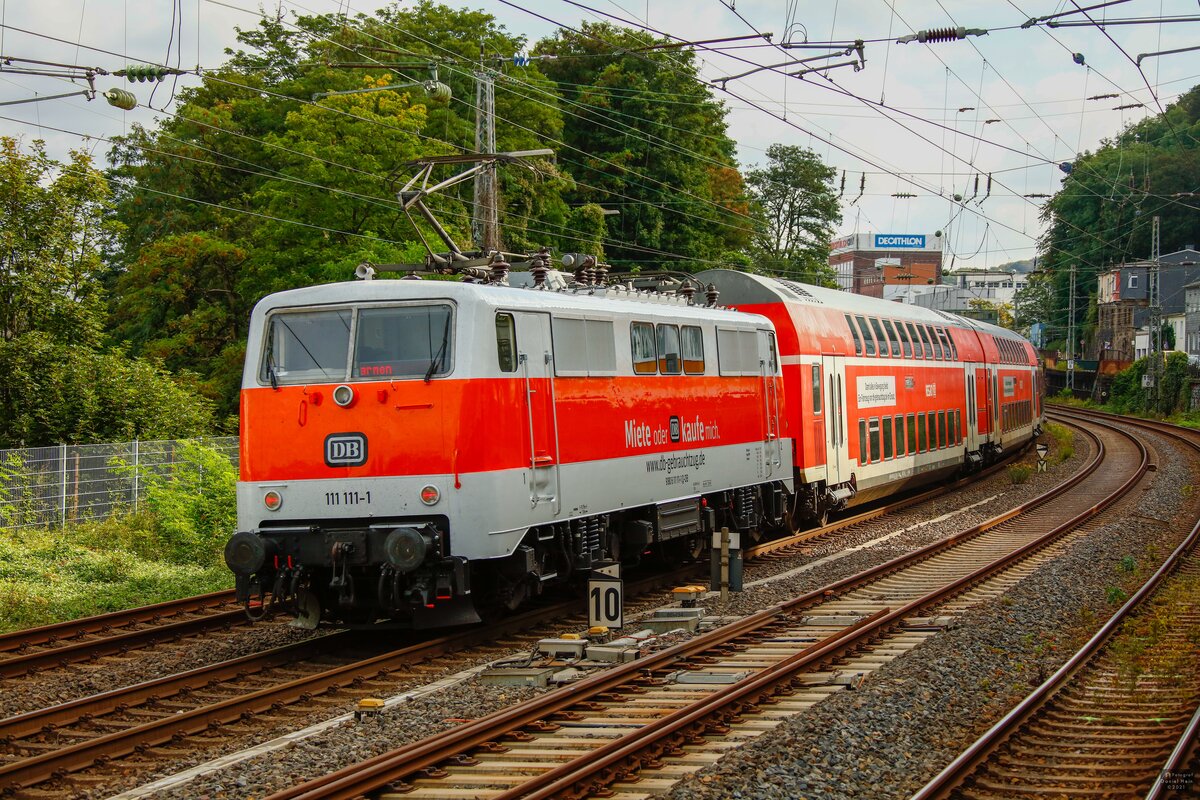 DB 111 111  Sally   Miete oder Kaufe mich  mit RB48 Ersatzzug in Wuppertal, September 2021.