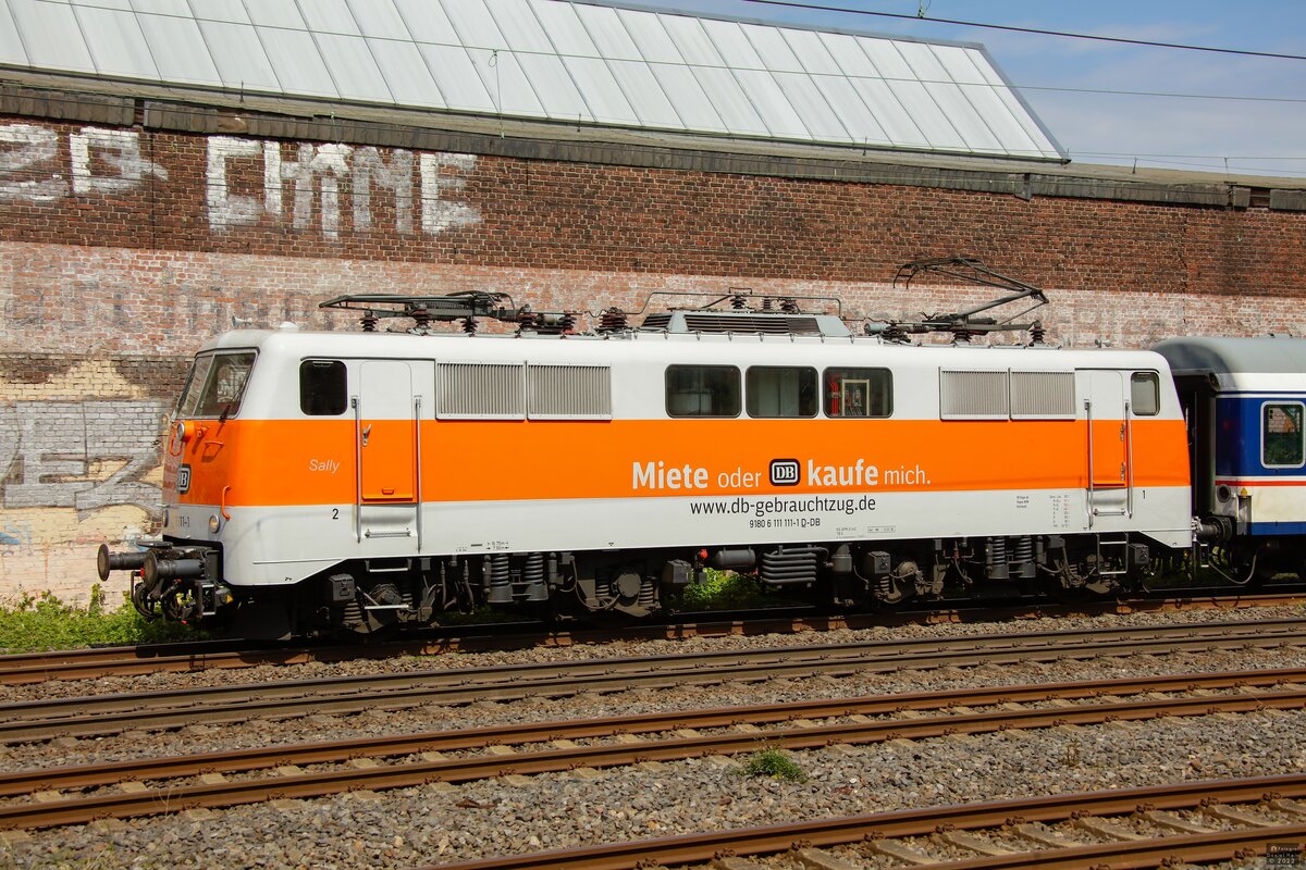 DB 111 111  Sally   Miete oder kaufe mich.  mit Sonderzug in Wuppertal, Mai 2022.