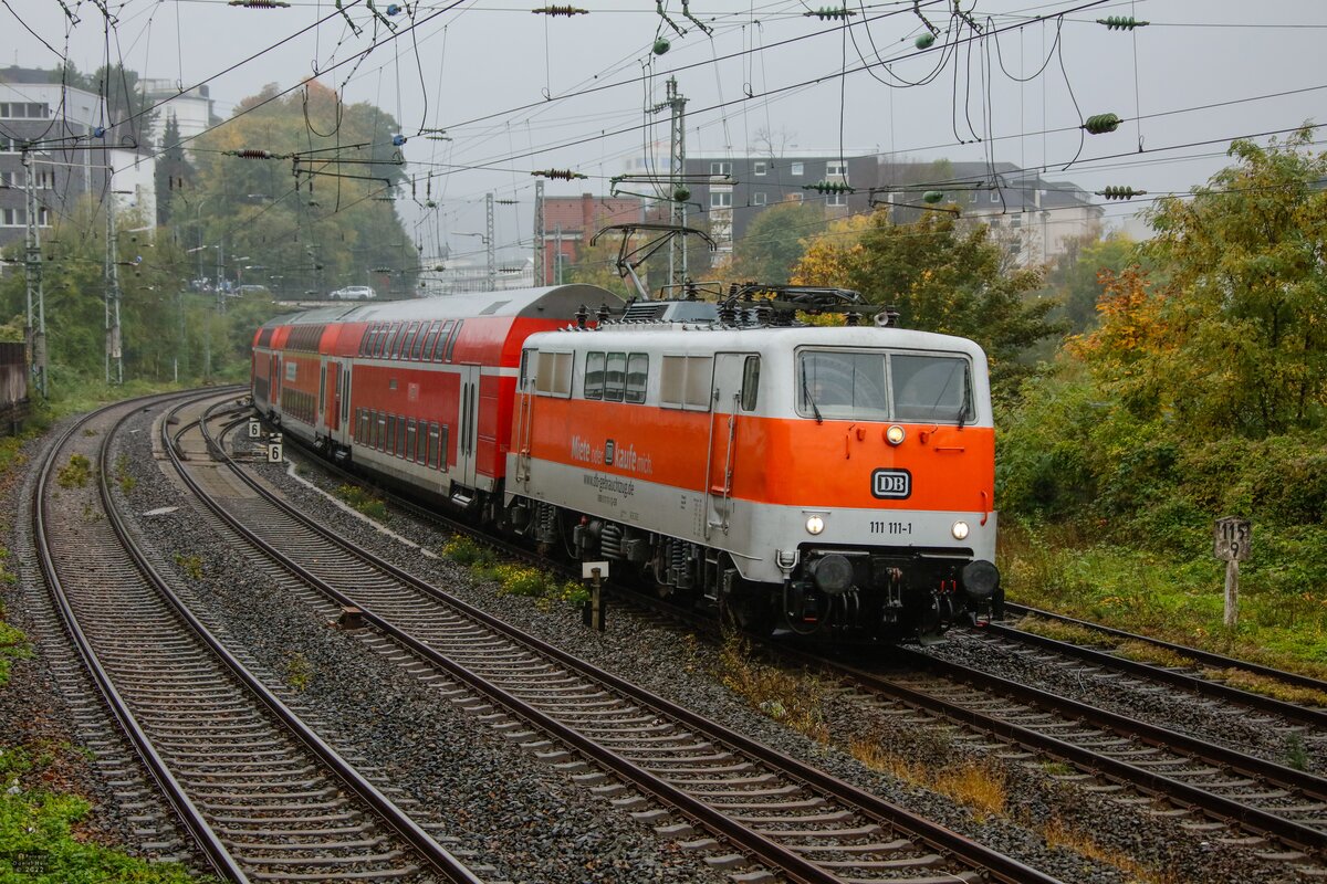DB 111 111  Sally   Miete oder kaufe mich.  mit RB48-Ersatzzug in Wuppertal, Oktober 2022.
