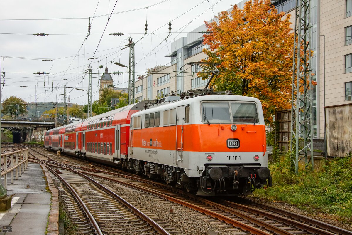 DB 111 111  Sally   Miete oder kaufe mich.  mit RB48-Ersatzzug bei der Ausfahrt in Wuppertal Hbf, Oktober 2022.