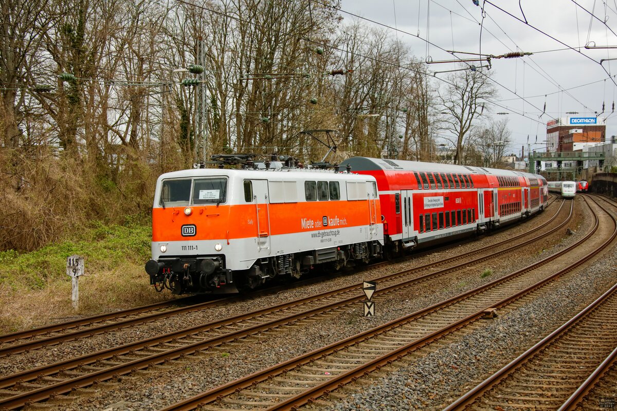 DB 111 111  Sally  mit RB48-Ersatzzug in Wuppertal, April 2022.