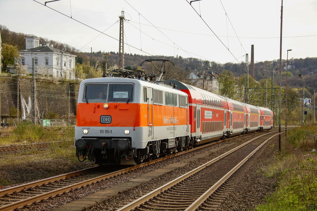 DB 111 111  Sally  mit RB48-Ersatzzug in Wuppertal, April 2022.