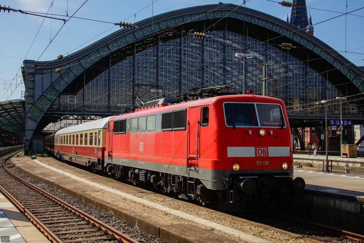 DB 111 118 mit AKE-Rheingold in Köln Hbf, Juni 2022.