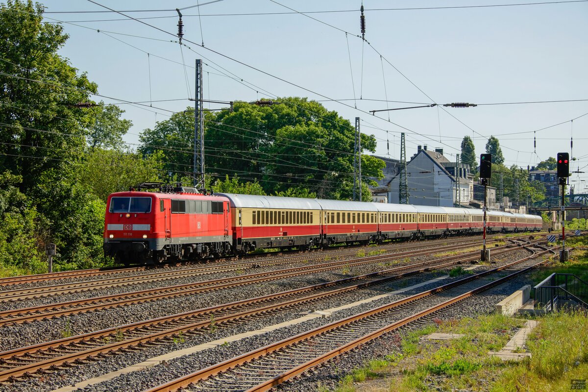 DB 111 118 mit AKE-Rheingold nach Trier in Wuppertal, Juni 2022.