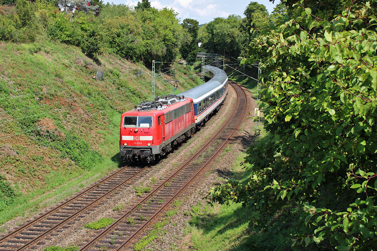 DB 111 121-0 fährt für TRI als RE14b von Stuttgart Hbf nach Böblingen aufgrund der Sperrung des S-Bahn Tunnels, hier kurz vor Stuttgart West. (15.08.2023)
