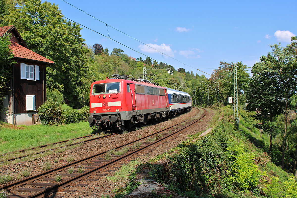 DB 111 121-0 fährt für TRI als RE14b von Stuttgart Hbf nach Böblingen aufgrund der Sperrung des S-Bahn Tunnels. Hier passiert der Zug gerade den ehemaligen Bahnhof Heslach auf der sogenannten Panoramastrecke. (15.08.2023)