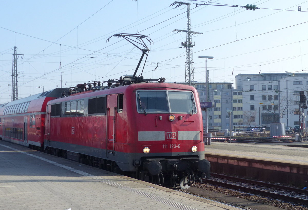 DB 111 123-6 bei der Bereitstellung des RE 4859 nach München Hbf, am 21.02.2018 in Nürnberg Hbf.