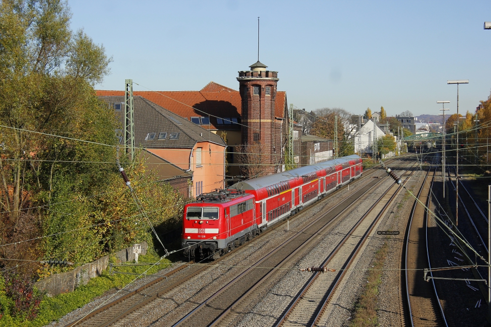 DB 111 128 mit RE4 in Wuppertal, November 2015.