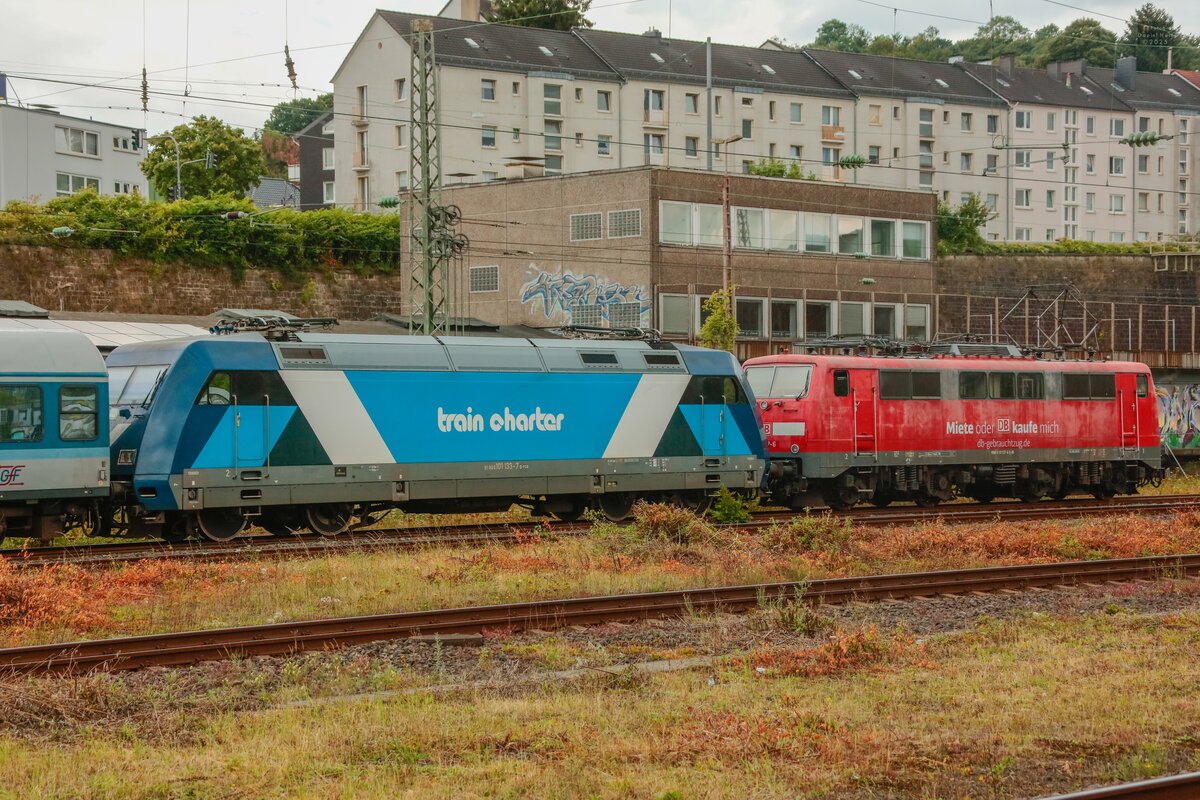 DB 111 137-6 & TCS 101 133-7 schiebend mit RE13 Ersatzzug  Maas-Wupper-Express  in Wuppertal, Juli 2025.