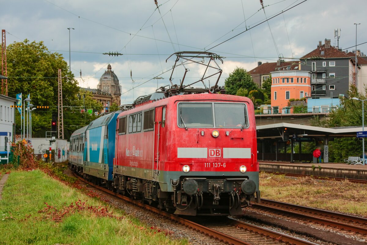 DB 111 137-6 & TCS 101 133-7 mit RE13 Ersatzzug  Maas-Wupper-Express  in Wuppertal, Juli 2025.