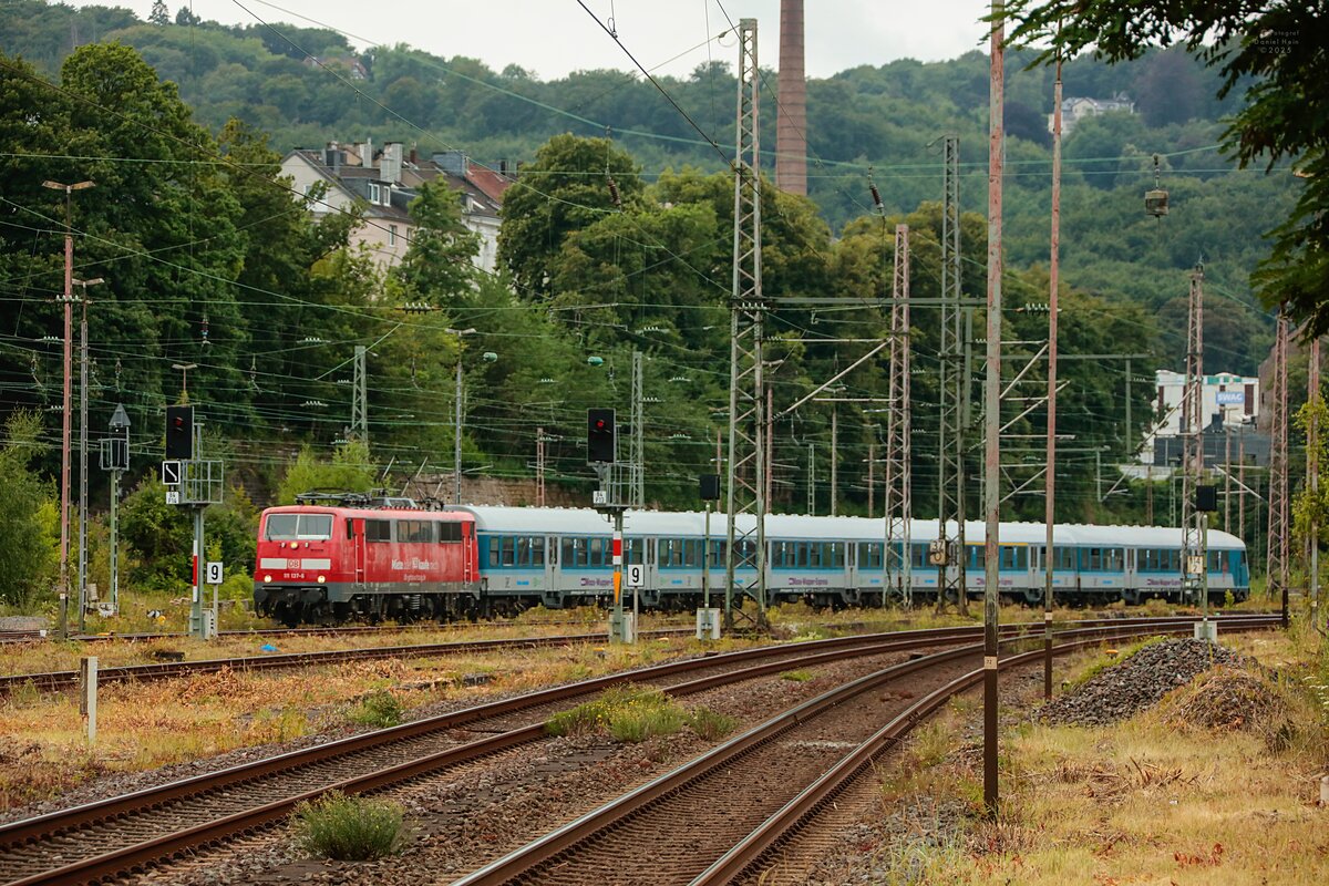 DB 111 137-6 mit RE13 Ersatzzug  Maas-Wupper-Express  in Wuppertal, Juli 2025.