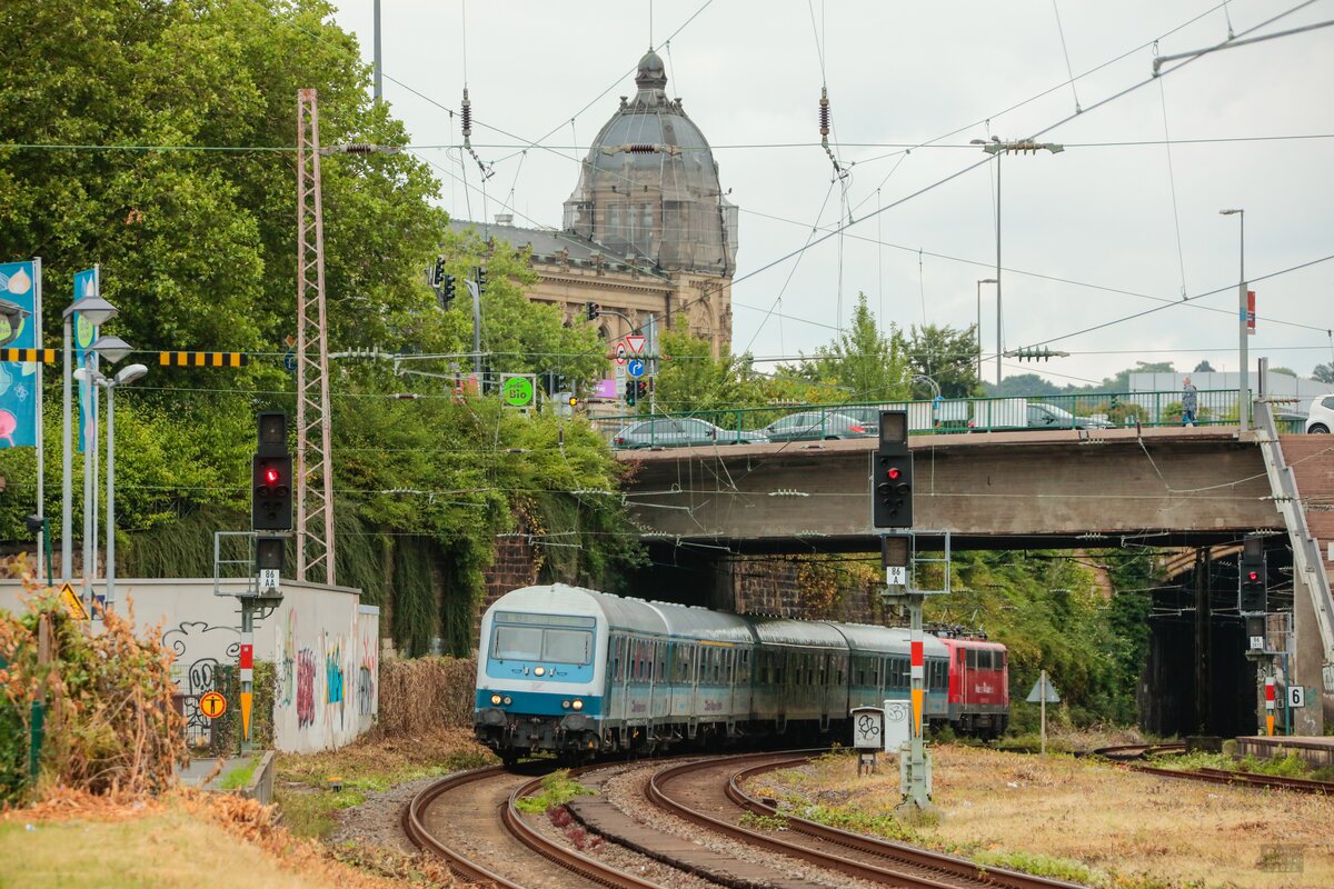 DB 111 137-6 schiebend mit RE13 Ersatzzug  Maas-Wupper-Express  in Wuppertal, Juli 2025.