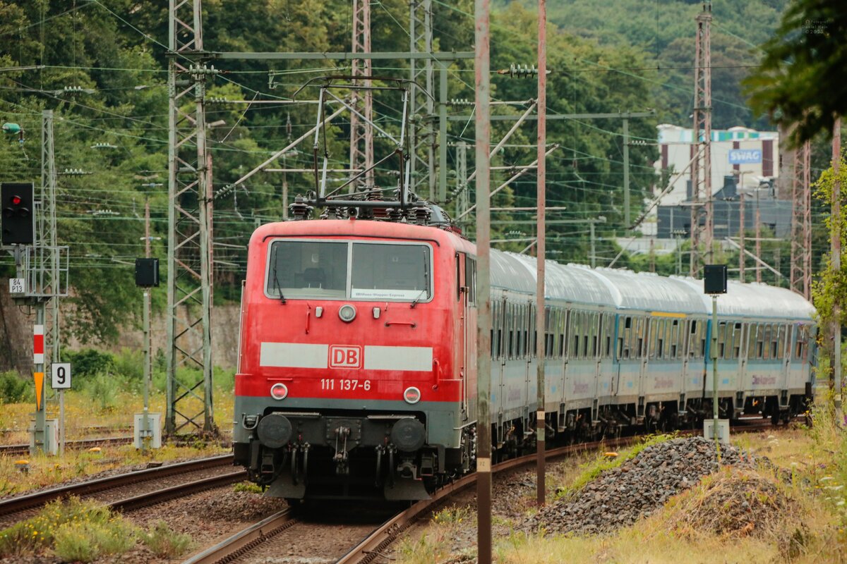 DB 111 137-6 schiebend mit RE13 Ersatzzug  Maas-Wupper-Express  in Wuppertal, Juli 2025.