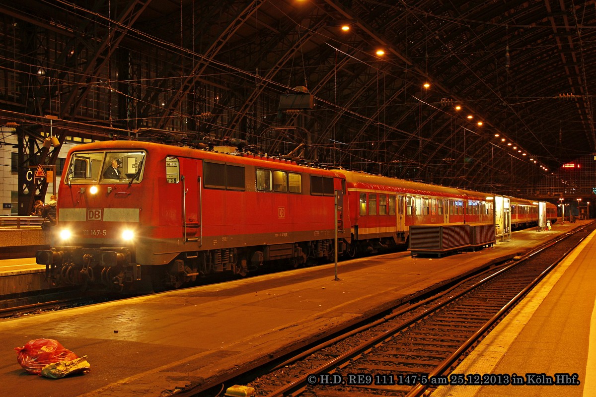DB 111 147-5 mit RE9 in K�ln Hbf, Dezember 2013.