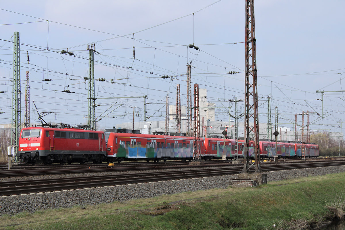 DB 111 158 überführt 426 xxx+xxx+005+006 durch Düsseldorf Derendorf Richtung Süden. Am 23.03.2021