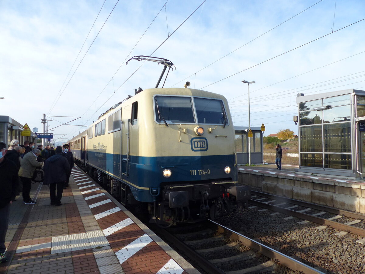 DB 111 174-9 mit dem DPE 349 aus Hamburg-Harburg, am 30.10.2021 in Neudietendorf.