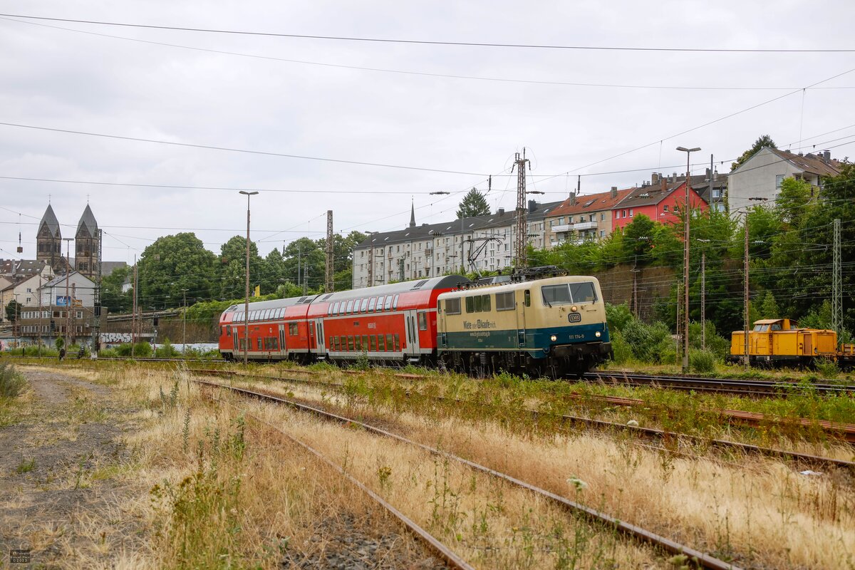 DB 111 174  Miete oder kaufe mich   Elfriede  mit Dosto-Überführung in Wuppertal, Juli 2023.