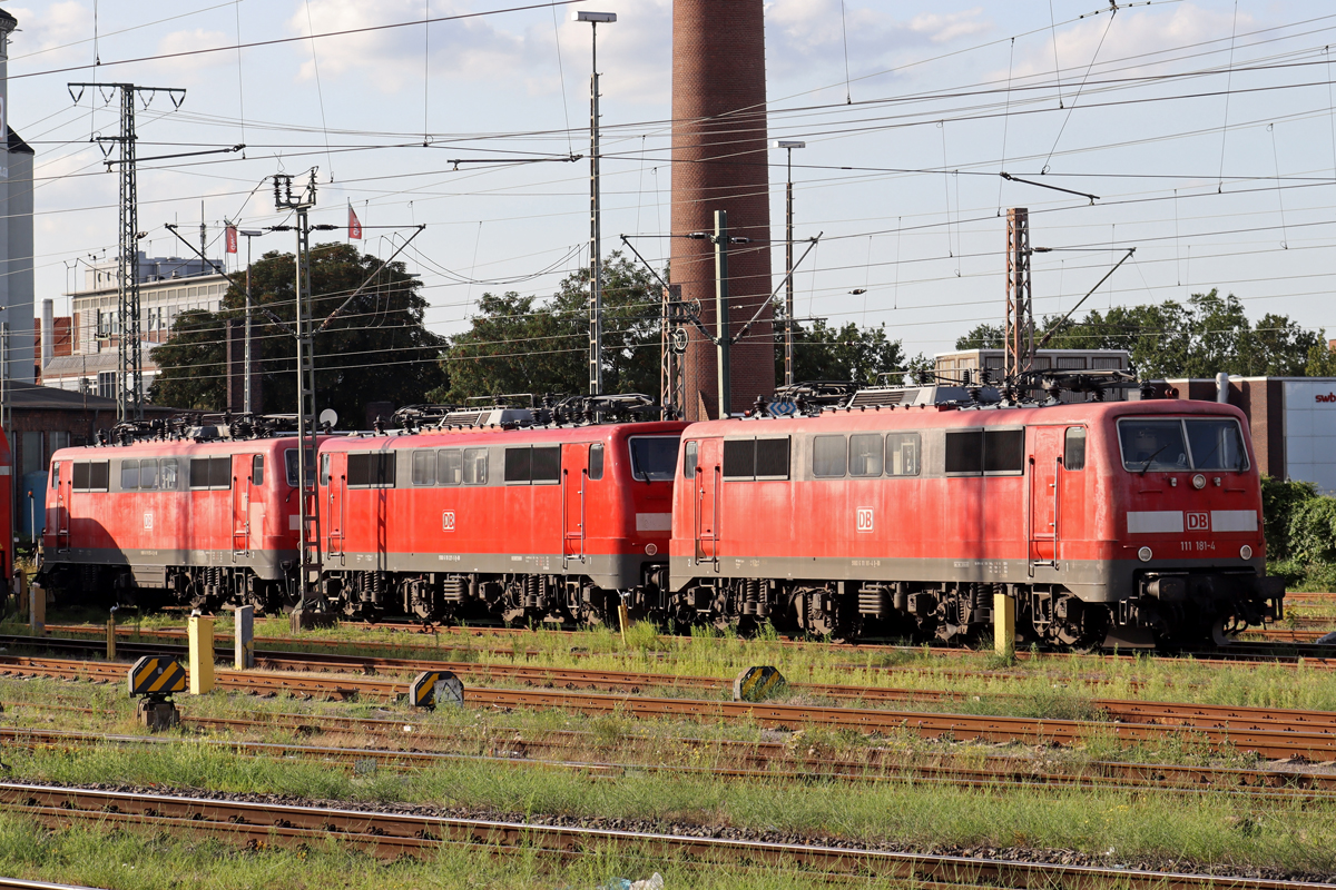 DB 111 181-4,111 227-5 und 111 055-0 abgestellt in Bremen 22.8.2023
