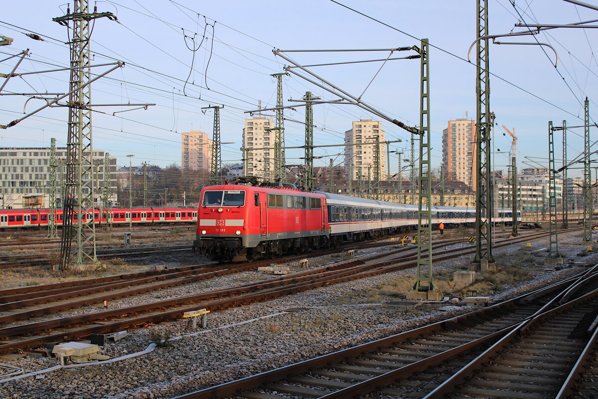 DB 111 189 erreicht mit dem TRI-Ersatzzug als MEX13 den Stuttgarter Hbf. (13.12.2022)