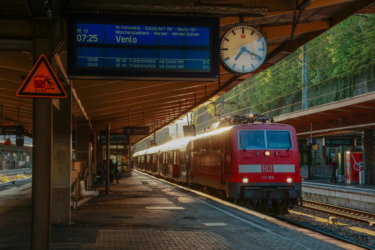 DB 111 189 mit RE13-Ersatzzug in Wuppertal Hbf, April 2025.