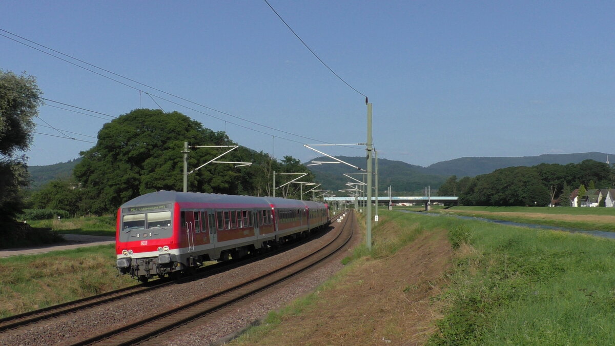 DB 111 189 schiebt am 18.07.2021 ihren Murgtäler Radexpress von Freudenstadt nach Ludwigshafen am Rhein. Hier fährt der Zug in der Abendsonne in Kuppenheim ein.