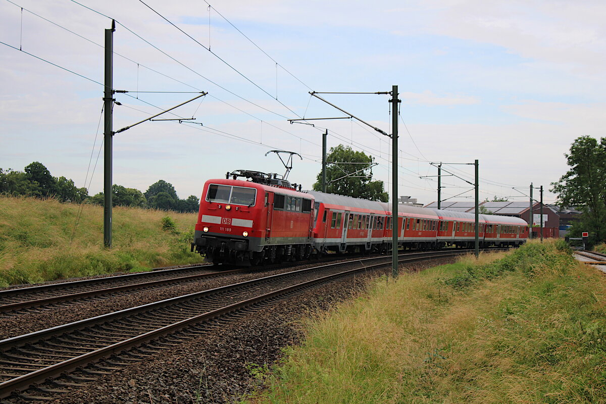 DB 111 189 zieht am 05.06.2022 den Murgtäler Radexpress aus dem Bahnhof Kuppenheim in Richtung Freudenstadt.