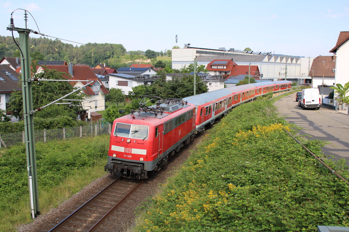 DB 111 189 zieht am 16.06.2022 den Murgtäler Radexpress vor der Kulisse des Mercedes-Benz Werks Gaggenau in Richtung Freudenstadt.