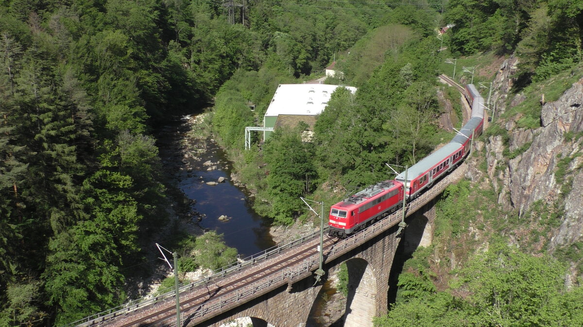 DB 111 189 zieht den Murgtäler Radexpress am 30.05.2021 durch das Murgtal nach Freudenstadt über das Viadukt bei Forbach(Schwarzwald).