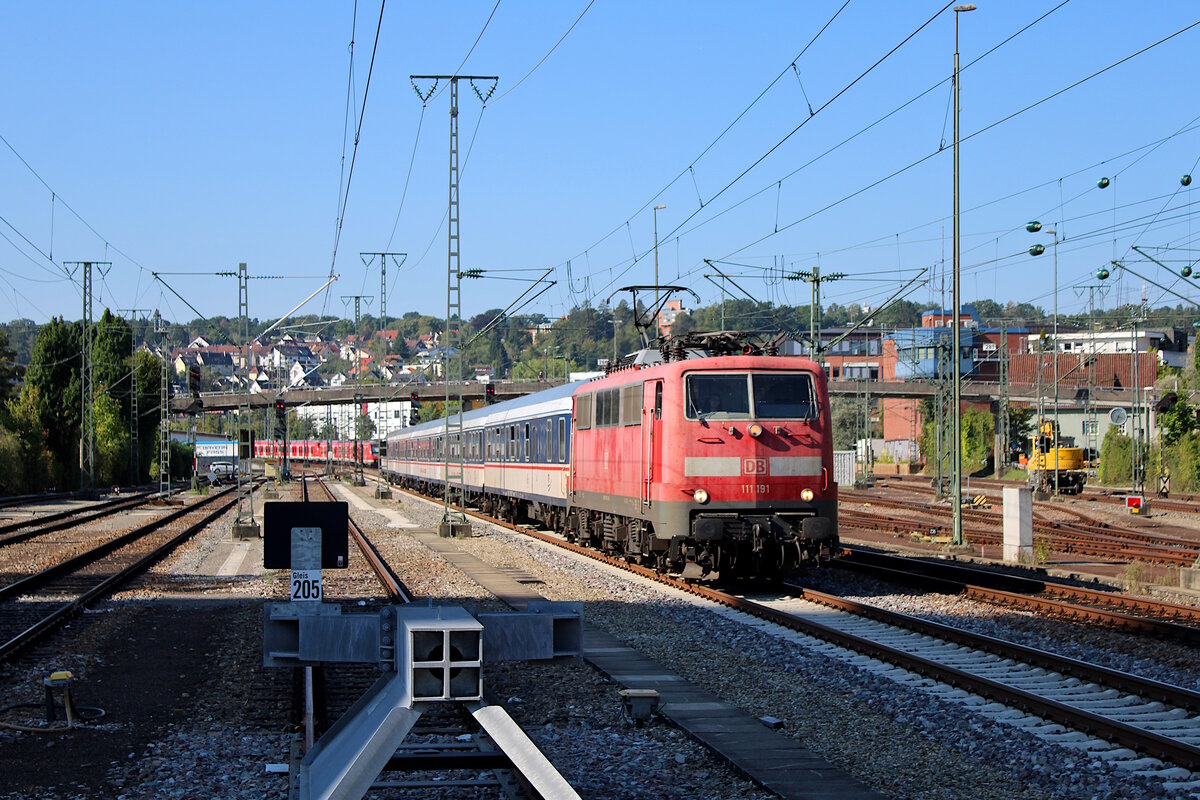 DB 111 191 erreicht mit ihrem TRI RE14-Ersatzzug von Böblingen nach Stuttgart Hbf, den Bahnhof Stuttgart-Vaihingen. (08.09.2023)