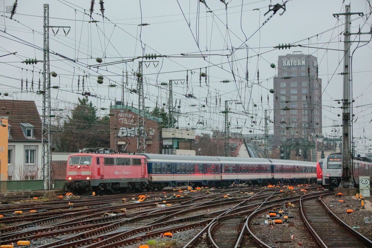DB 111 191  Miete oder kaufe mich.  mit RE1-Verst�rker bei der Einfahrt in K�ln Hbf, Dezember 2025.