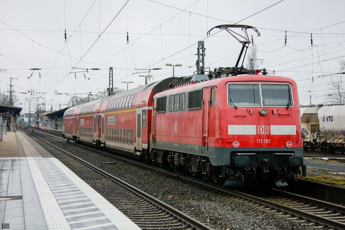 DB 111 191 schiebt RE11 Ersatzzug in Unna, Januar 2022.