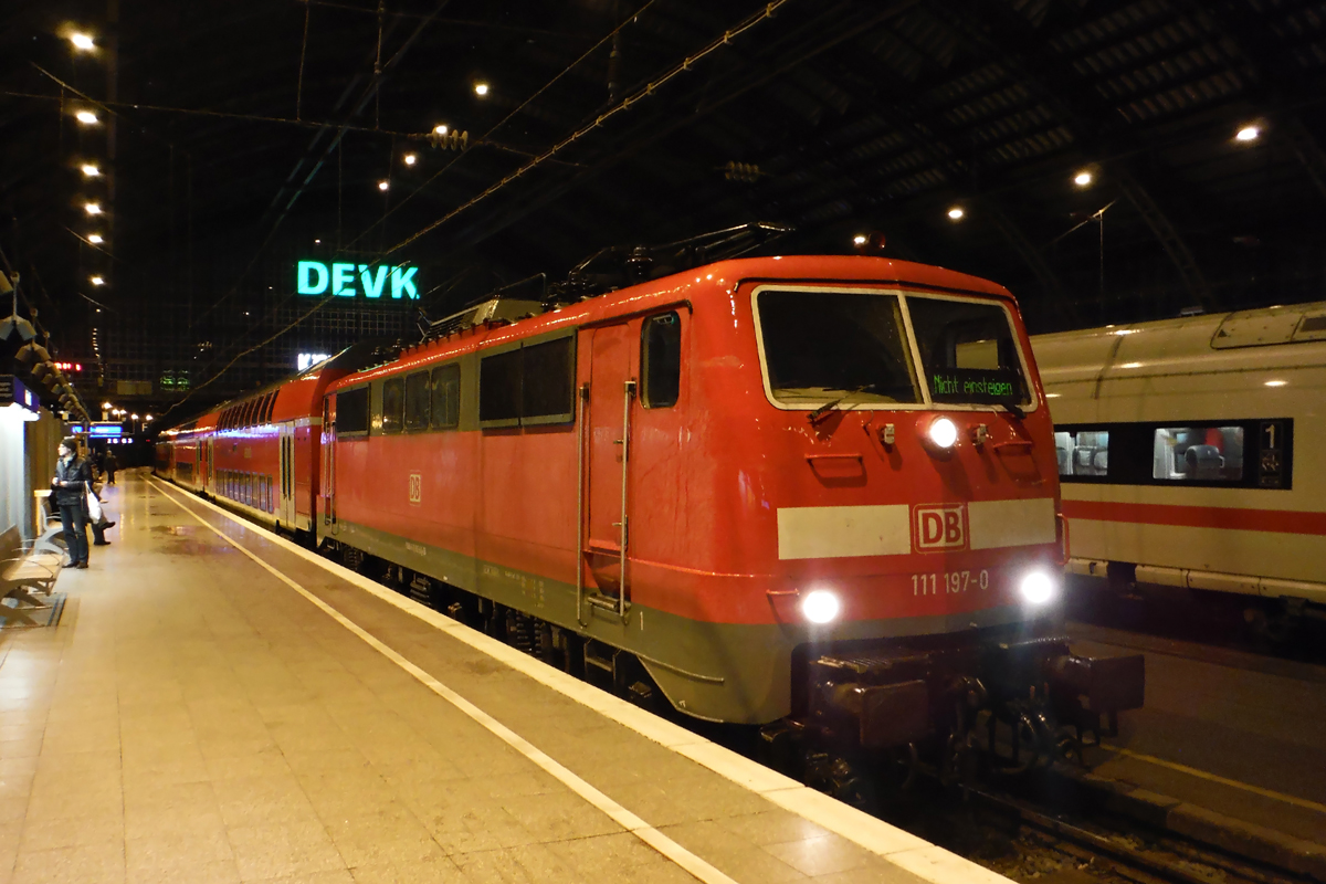 DB 111 197-0 mit einem RE im Kölner Hbf. 7.12.2018