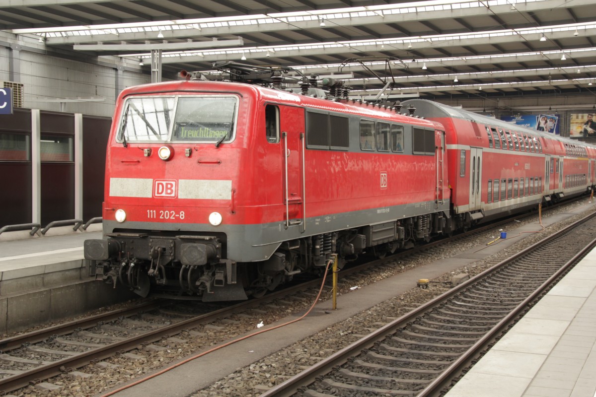 DB 111 202-8 steht am 13.6.2015 im HBF München zur Abfahrt Richtung Treuchtlingen bereit