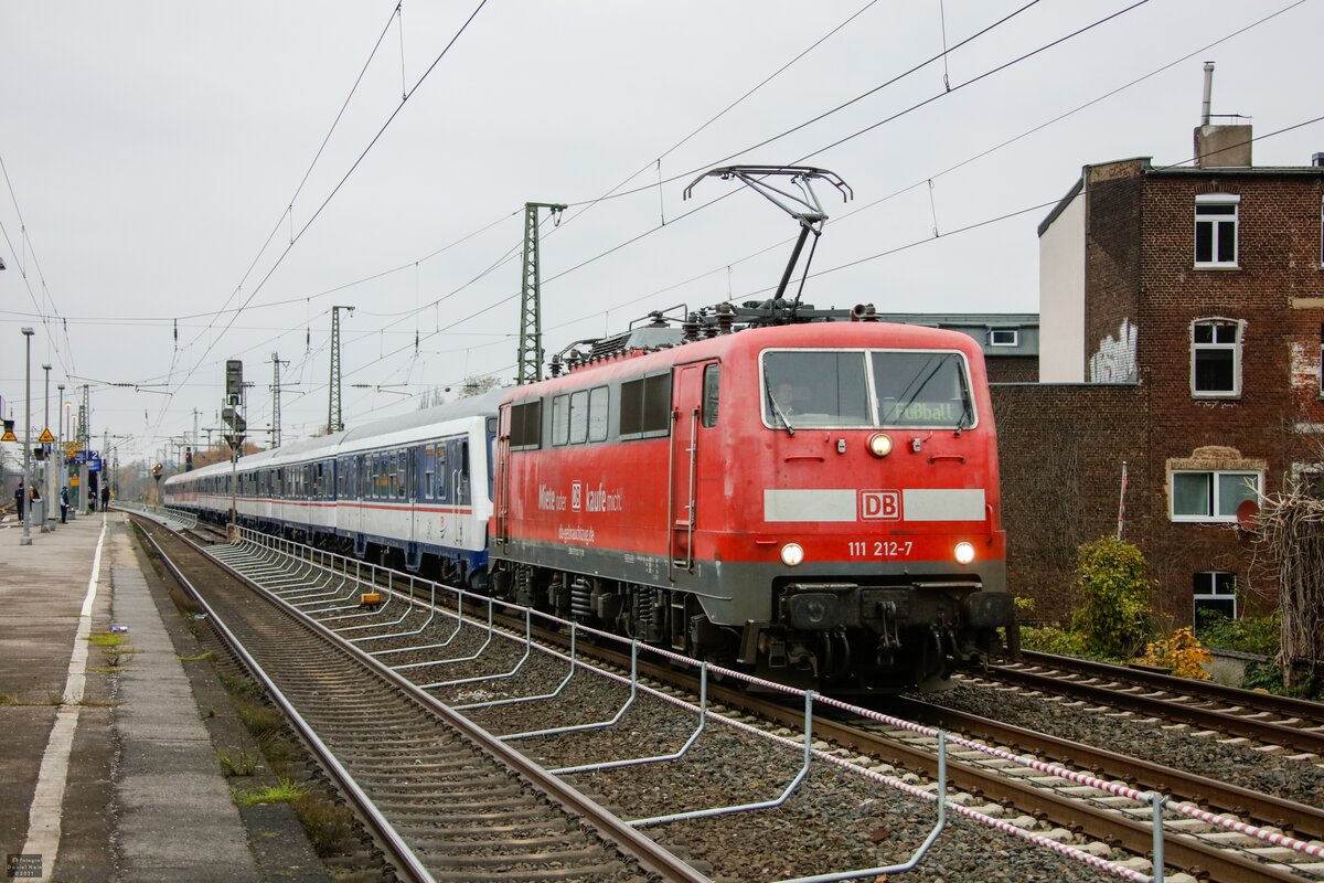 DB 111 212-7  Miete oder DB kaufe mich  mit Fu�ballsonderzug in D�sseldorf Oberbilk, November 2021.