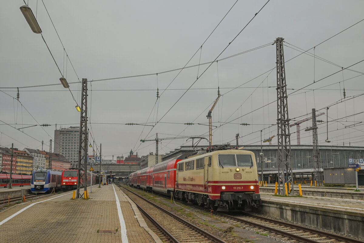 DB 111 212 als RB 74 München Hbf - Buchloe am 3.11.2024 am Startbahnhof