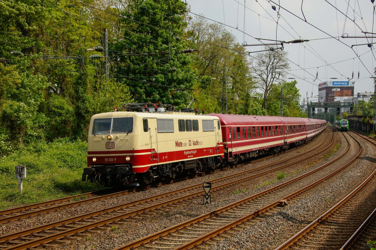 DB 111 212  Loreley  mit Fußballsonderzug von Wolfsburg nach Köln in Wuppertal, Mai 2022.
