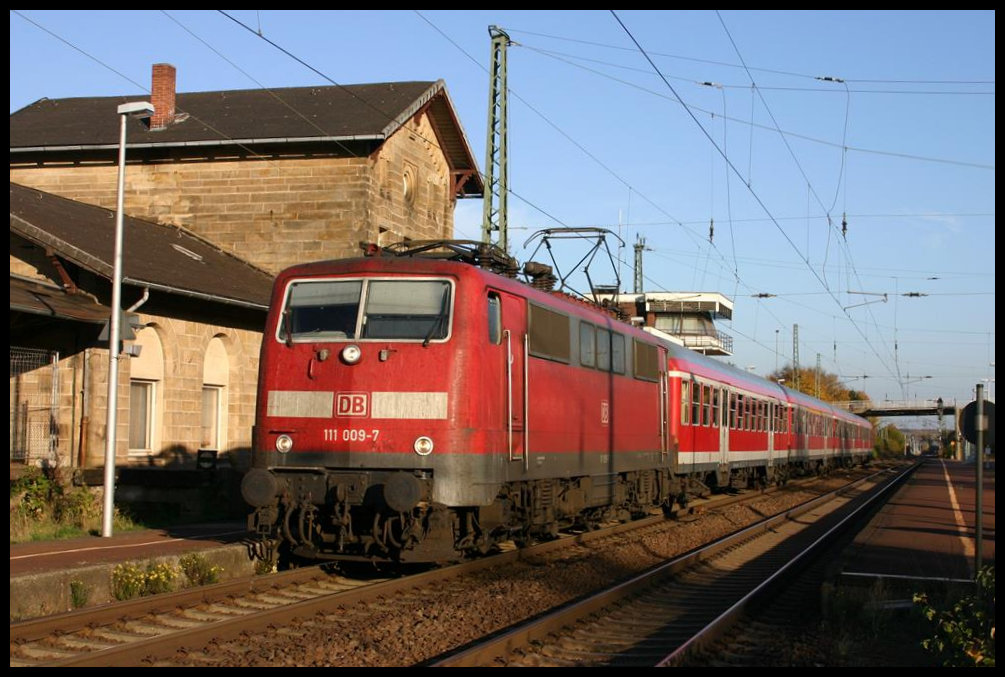 DB 111009-7 fährt hier am 30.10.2005 um 15.20 Uhr mit dem RB nach Münster weiter.