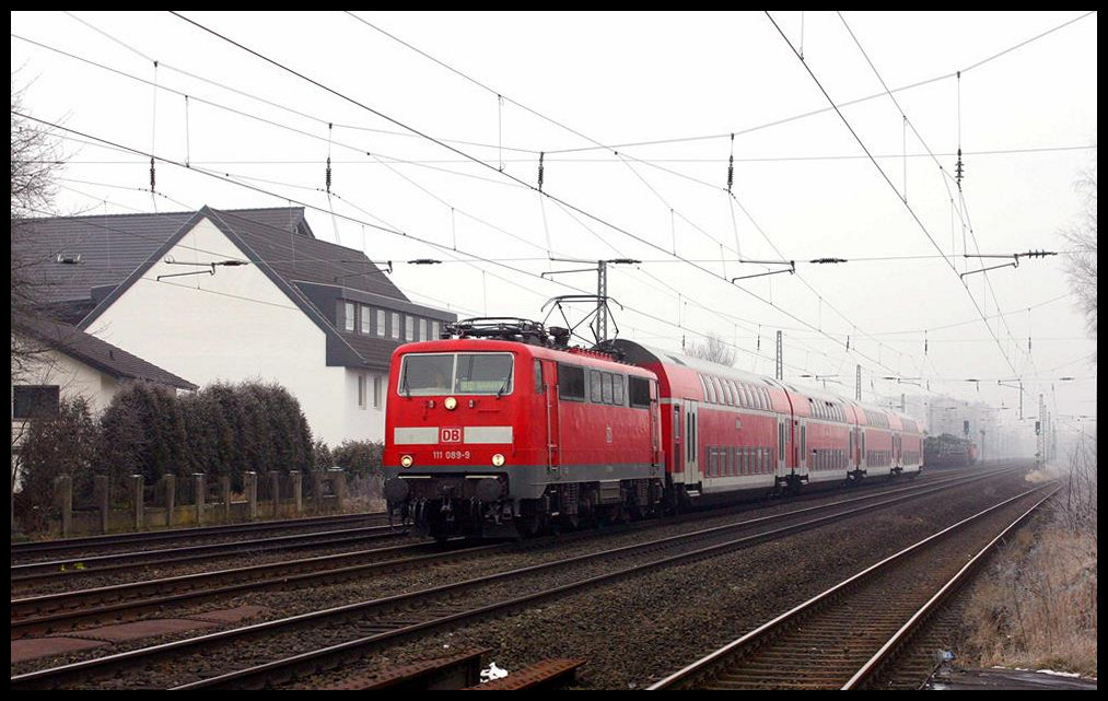 DB 111089-9 ist hier bei Hiddenhausen Schweicheln am 29.01.2005 mit ihrem Dosto in Richtung Bielefeld unterwegs.