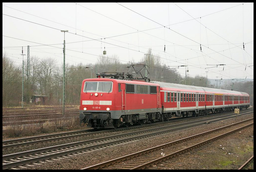 DB 111117 erreicht hier mit dem Regionalzug aus Münster am 8.1.2006 den Bahnhof Hasbergen.