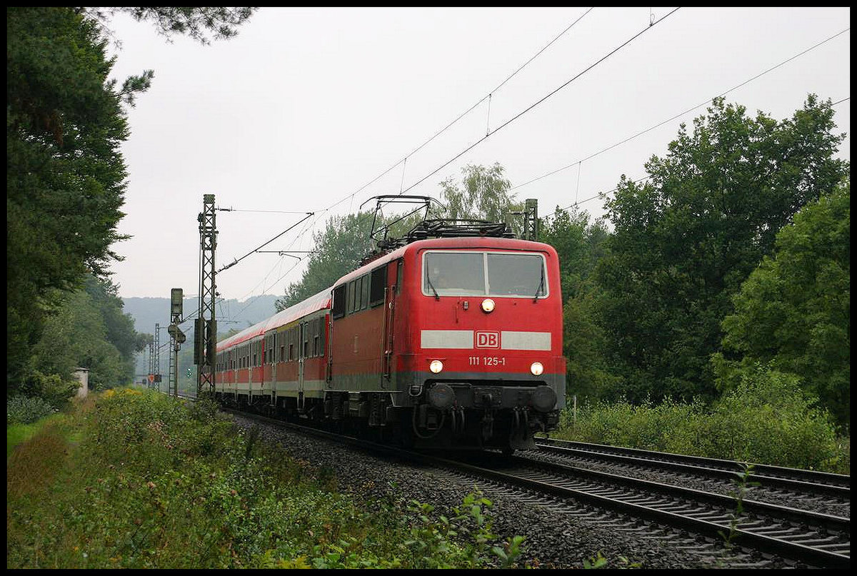 DB 111125-1 ist hier am 3.9.2006 mit dem RE nach Osnabrück um 10.30 Uhr in der Bauernschaft Lengerich Schollbruch unterwegs.
