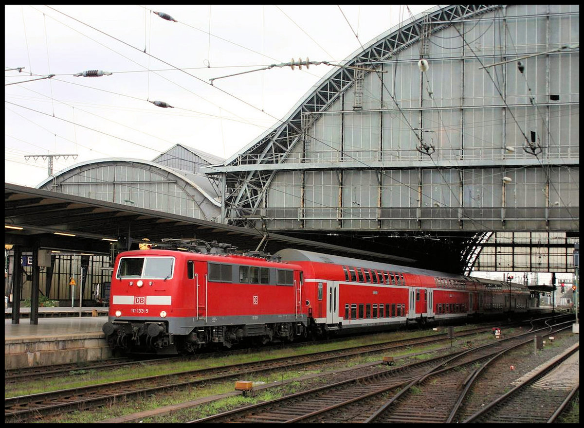 DB 111133 fährt am 6.12.2006 aus dem Bremer Hauptbahnhof in Richtung Vegesack aus.