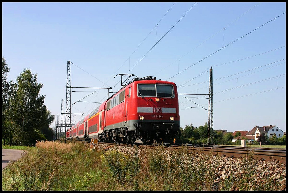 DB 111142-6 fährt hier am 12.09.2006 am Ortsrand von Dedensen mit einem Doppelstock RE in Richtung Hannover Hauptbahnhof.