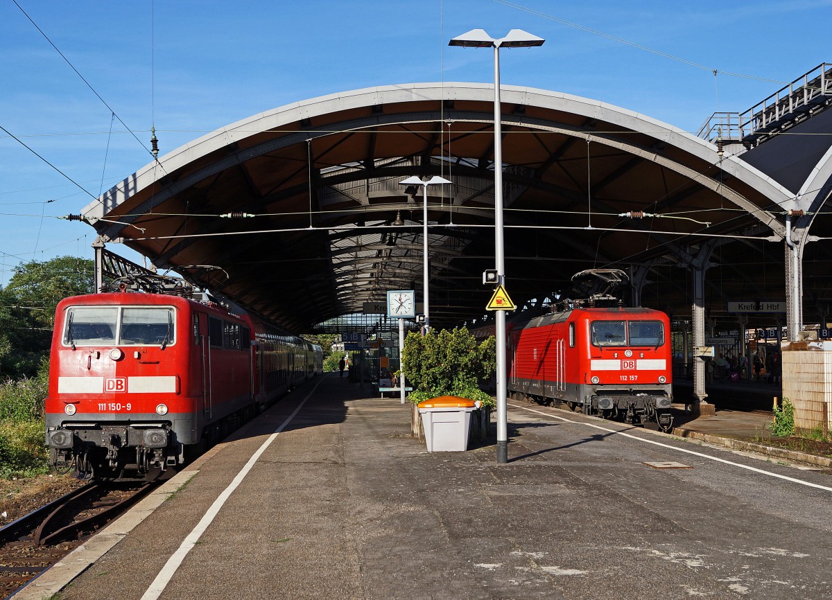 DB 111/DB 112: Oldtimer-Treffen im Historischen Bahnhof Krefeld am 5. August 2013.
DB 111 150-9 (1974-1984) mit RE anlsslich einer Begegnung mit der DB 112 157 (1990-1994) ebenfalls mit einem RE.
Foto: Walter Ruetsch