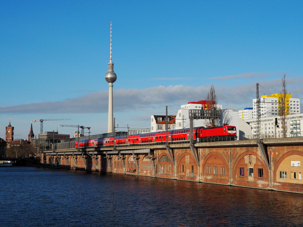DB 112 101-1 als Zuglok am RE 1 (RE 3177).
Hier passiert der Zug den S-Bahn-Bahnhof Jannowitzbrücke.
Aufgenommen von der Michaelbrücke.

Berlin, der 03.12.2021
PS: Danke an DSO-User  ZugAlex  für die Vormeldung