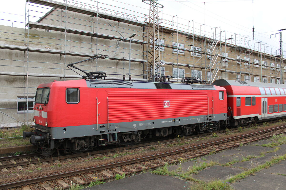 DB 112 114 drückt am 10.10.2023 in Falkenberg (Elster) die Wagen des RE 3150 nach der Ankunft aus Rathenow in die Abstellung.