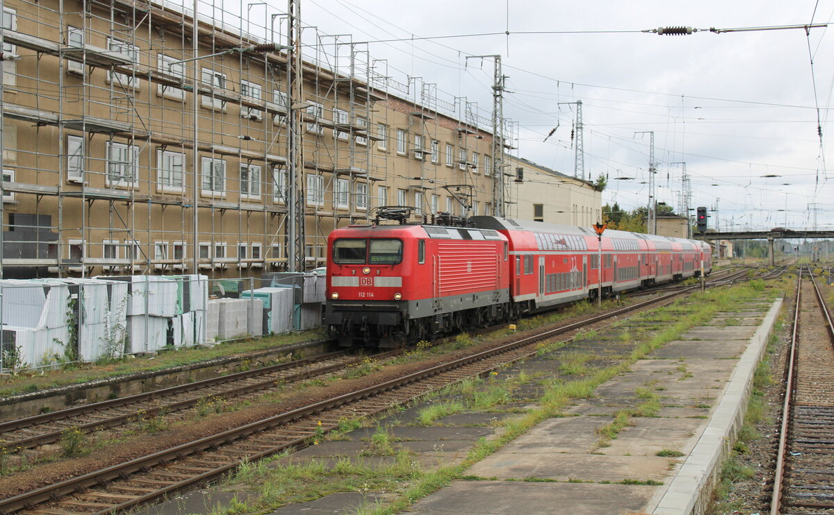 DB 112 114 mit dem RE 3150 aus Rathenow, am 10.10.2023 bei der Eifnahrt in Falkenberg (Elster).