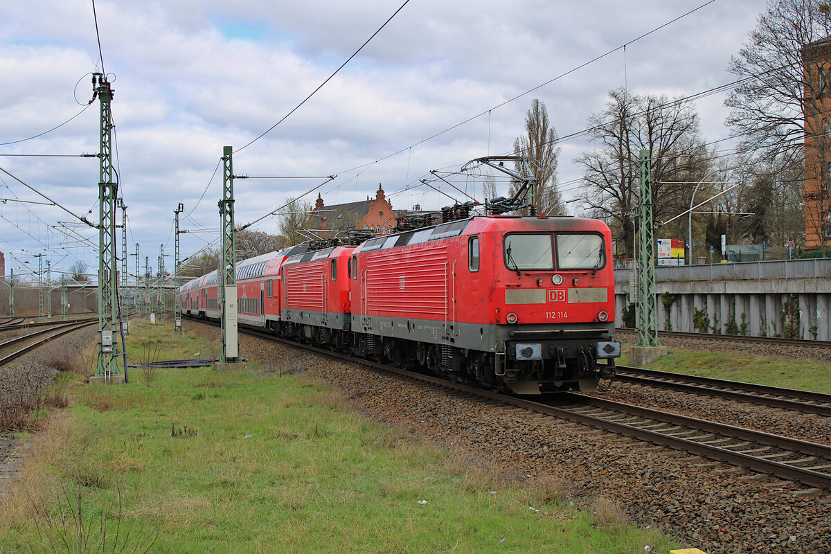 DB 112 114 schiebt 112 110 und ihren RE3 nach Stralsund aus dem Bahnhof Berlin Südkreuz. (03.04.2023)