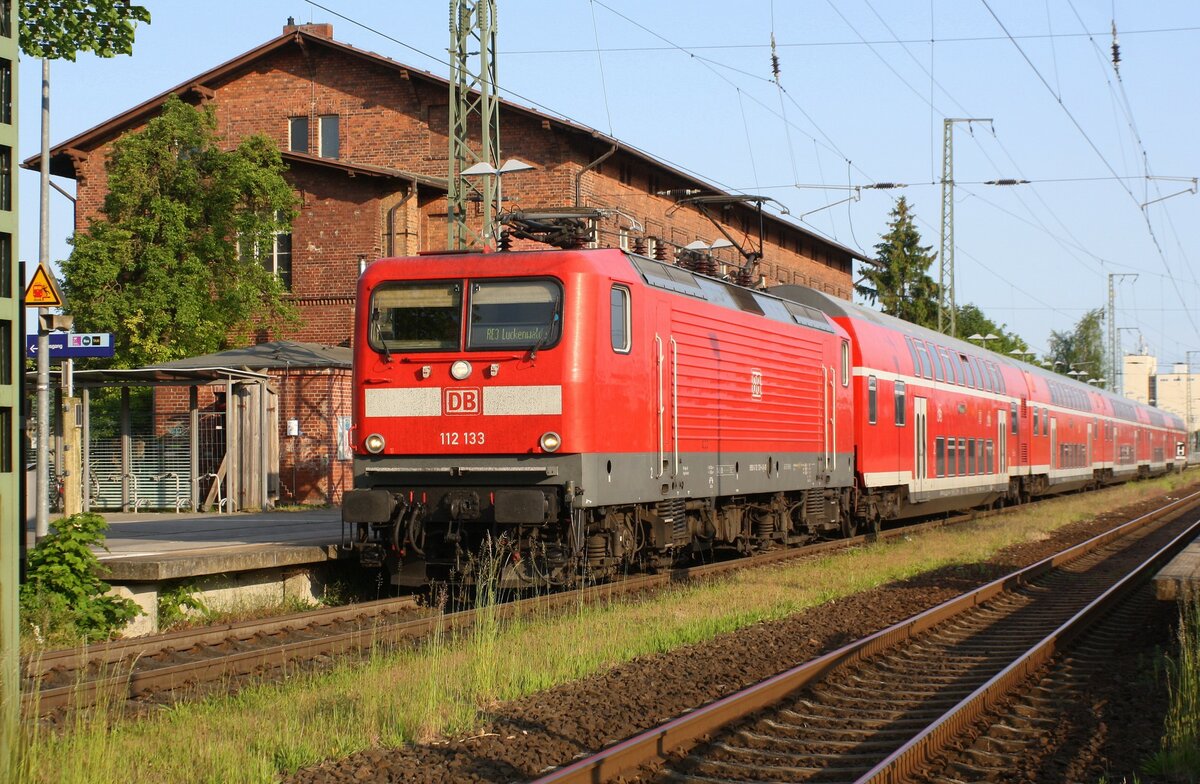 DB 112 133 als Südlok mit Zug (hinten 8035 360) auf RE 3 | Bf Anklam [WAK] | Pfingsten 2023