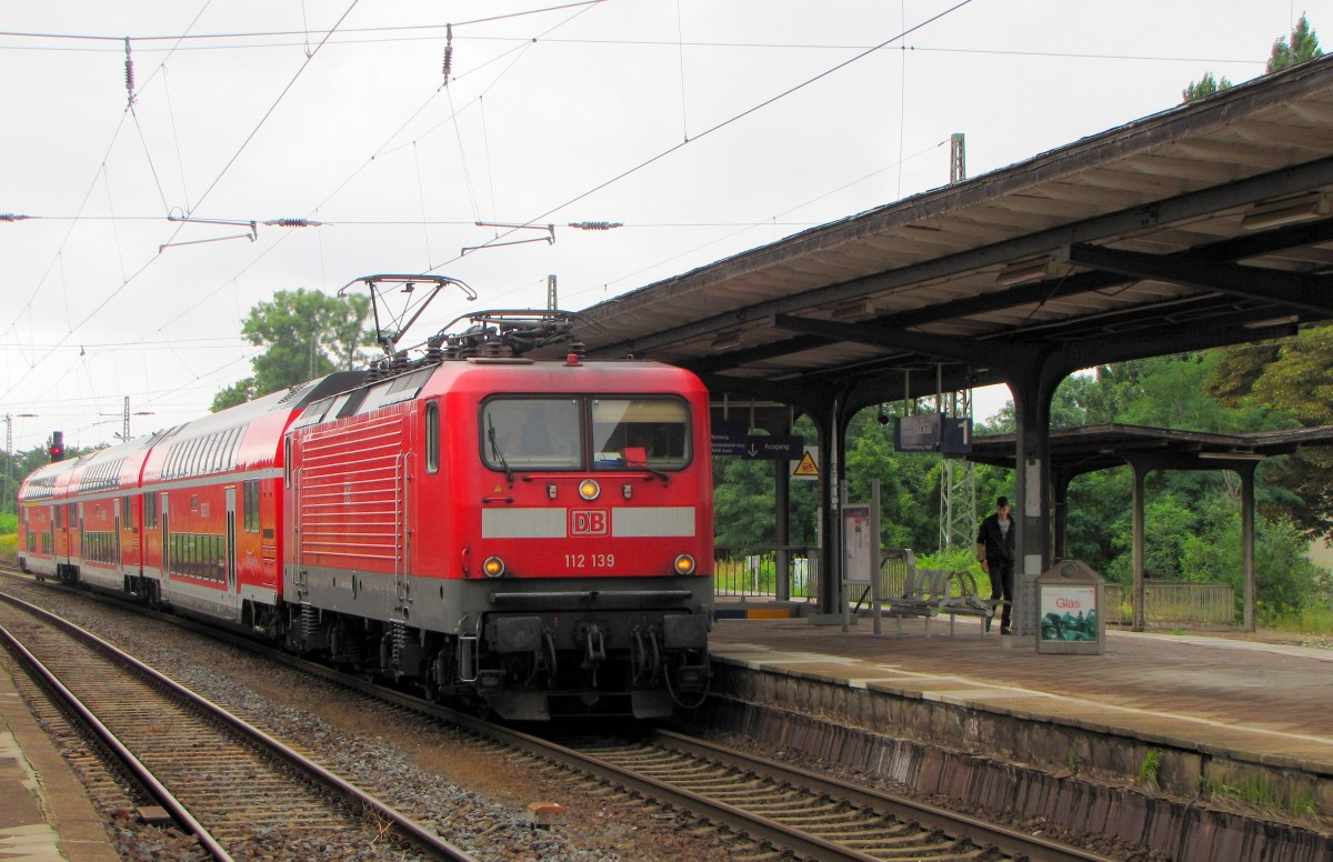 DB 112 139 mit dem RE 17625 von Magdeburg Hbf nach Halle (S) Hbf, am 30.07.2014 in Magdeburg Buckau.